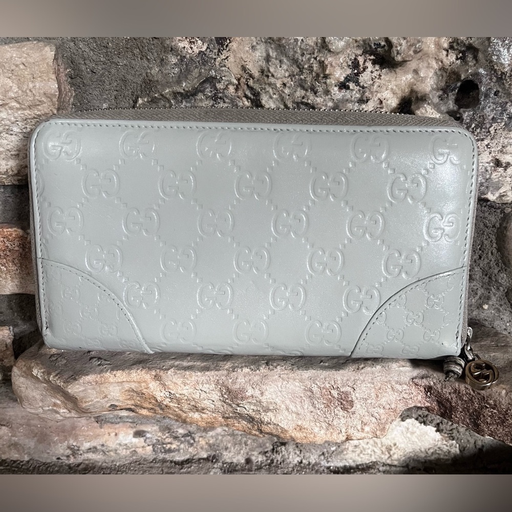 🩶Gucci Gray Guccissima Embossed Leather zip around zippy Wallet🩶